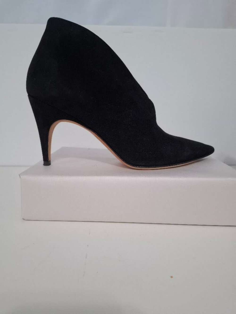 Derek Lam Black Suede Ankle Booties Size 8 V-Cut Vamp Heels Pointed Toe Italian